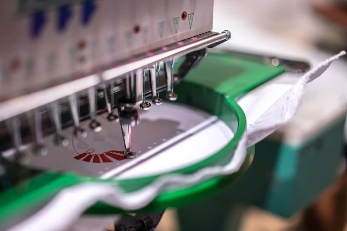 An automatic sewing machine making a precision sewing art