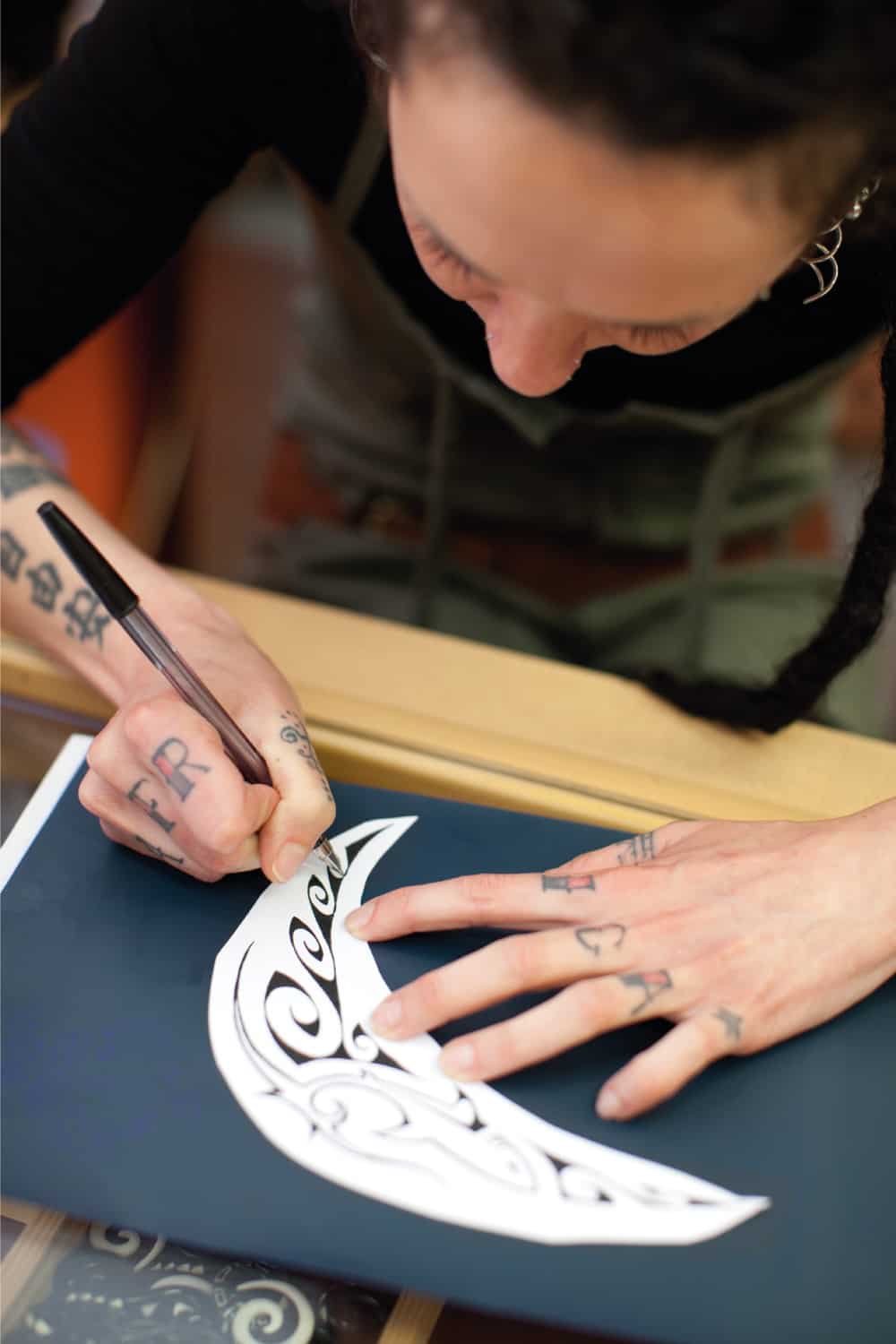 Artist making the stencil transfer using ballpoint pen