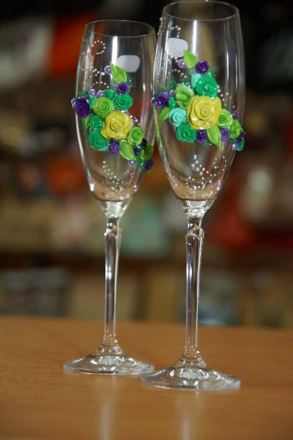 Polymer clay decorated on wine glasses 