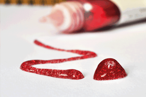 Read more about the article How To Seal Glitter On Glass — Without Losing The Sparkle